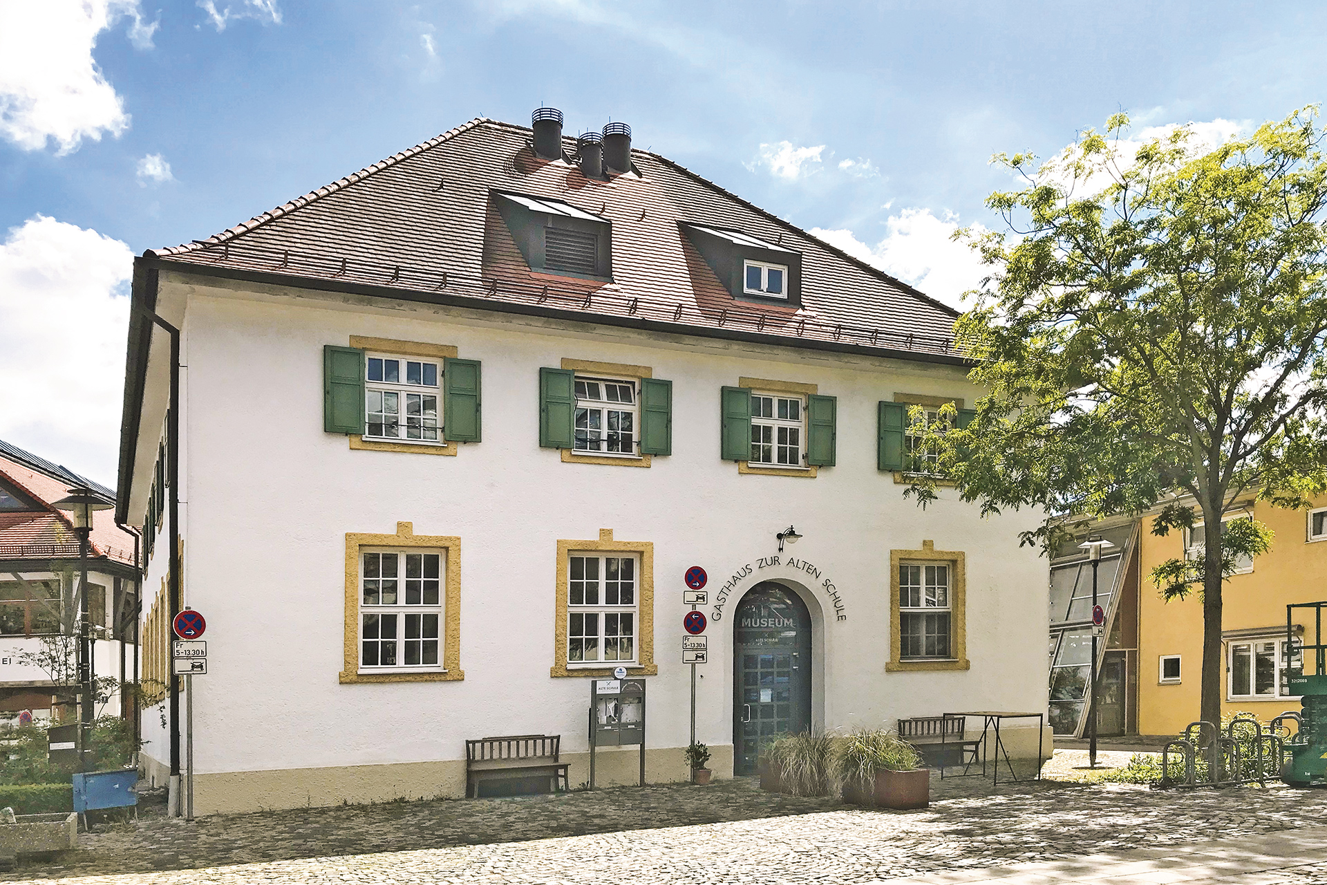 Die 1942 erbaute Schule wird seit 1998 als Gasthaus „Alte Schule“ betrieben